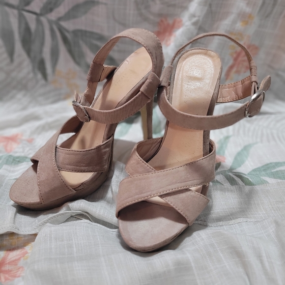 Nude heels size 8 - Picture 2 of 7